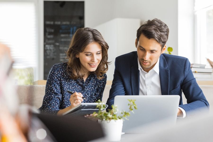 Man giving SEO consultancy to woman